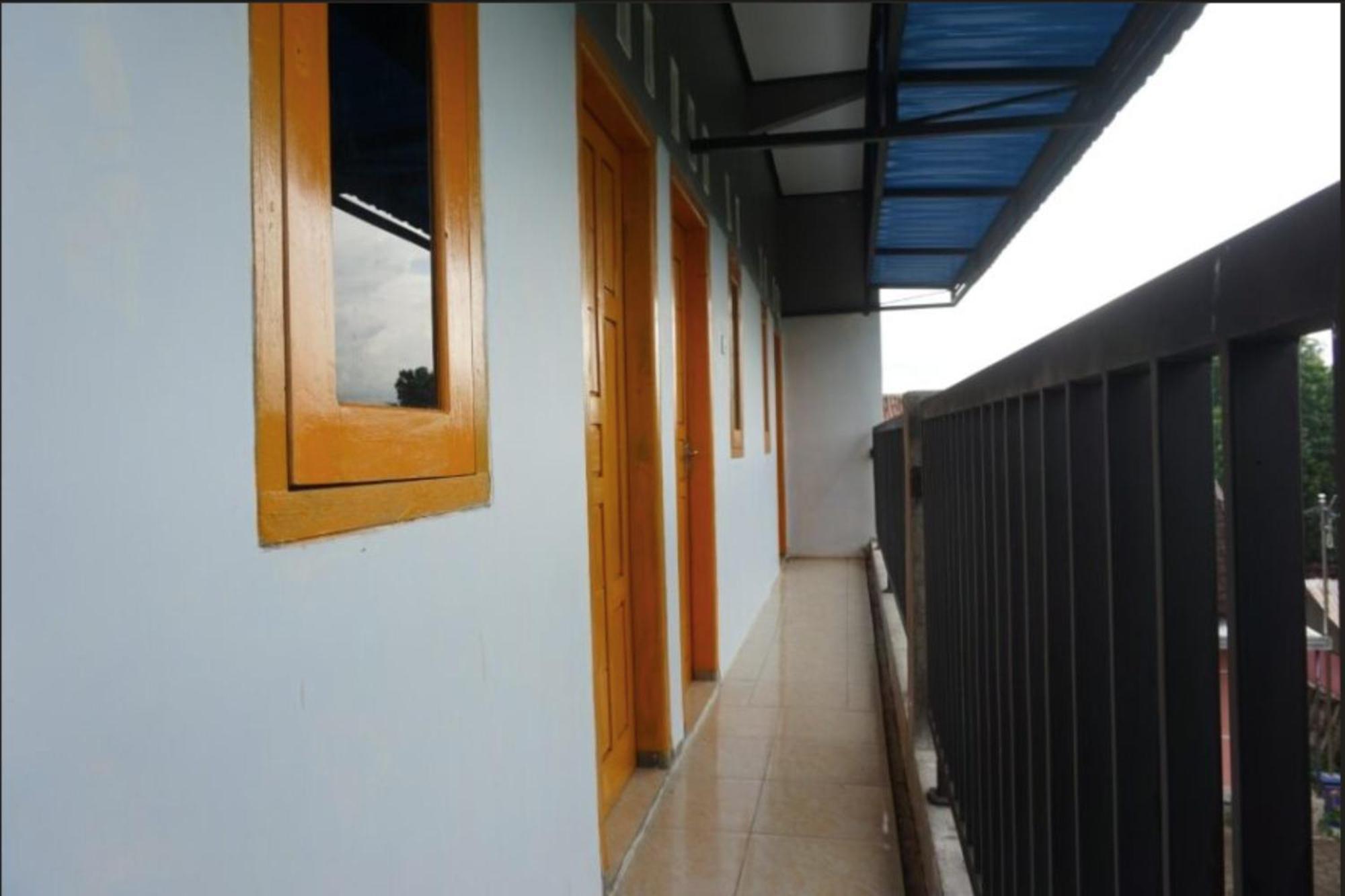 Spot On 93611 Kost Pak Suyatno Syariah 2 Hotell Ponorogo Exteriör bild