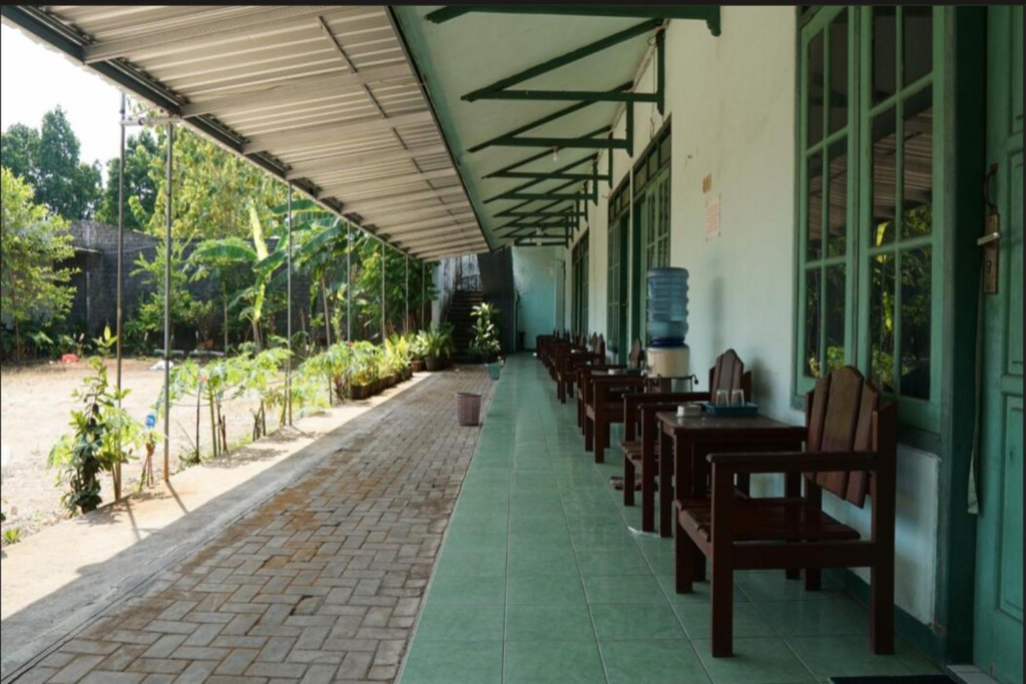 Spot On 93611 Kost Pak Suyatno Syariah 2 Hotell Ponorogo Exteriör bild